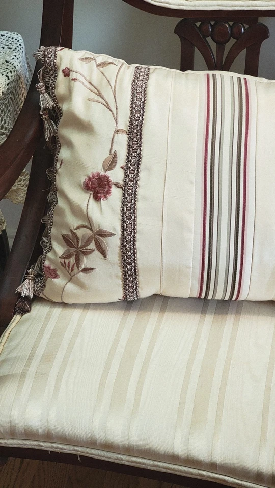 2 Croscill Rose Garden Beaudoix Decor Pillows Fringe Oblong Approx 17 x 14" VGC - Image 2 of 4