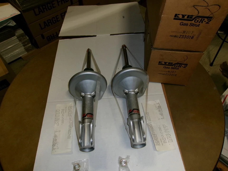 PAR KYB GAS 233016 SERVE: 1983~1987 MAZDA 626 TRASEIRO~AMBOS TRASEIROS - Imagem 2 de 4