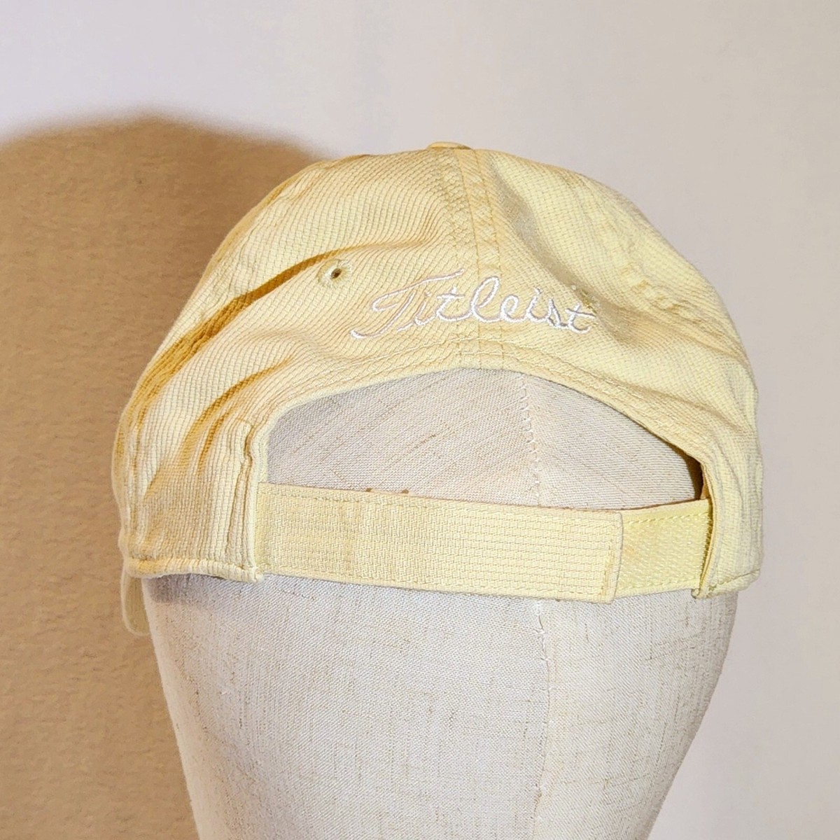 Casquette De Golf Titleist Femme – Velours Côtelé Jaune & Ruban Rose (Octobre Rose)