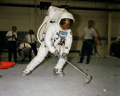 NEIL ARMSTRONG APOLLO 11 ASTRONAUT DURING TRAINING - 8X10 NASA PHOTO (ZZ-566)