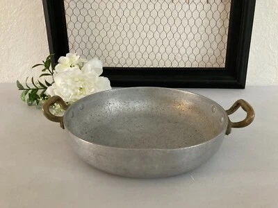 225⚜️ Ancien Plat Rond en Aluminium Poignées en Laiton Diamètre 20 Cm Vintage - Photo 1/4