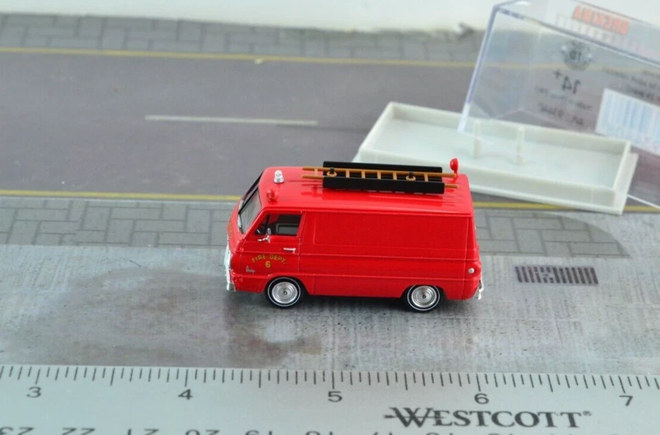Brekina 93440 Dodge A-100 Fire Engine Van escala 1:87 HO - Imagem 2 de 3