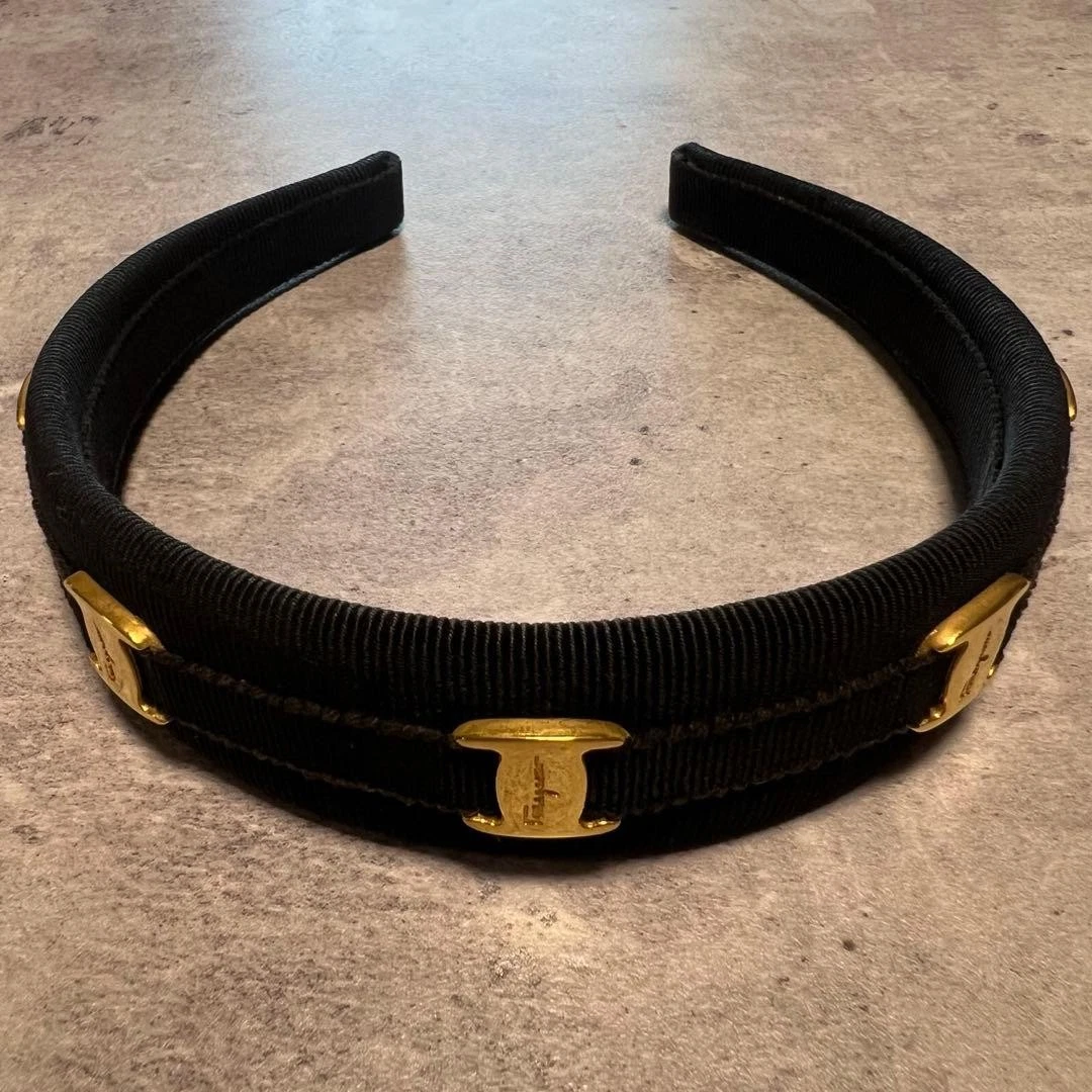 Salvatore Ferragamo Black Headband with Gold Logo Plaque FERRAGAMO Vara Bow Wide Headband Black/Gold 572738 main image 3