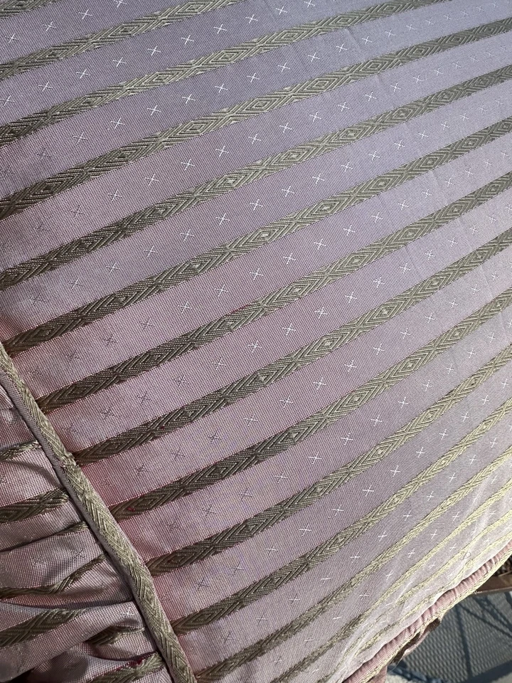 "Almohada decorativa rosa satinada plisada con volantes bordes rellenos de plumas 20""" Foto 2 de 4