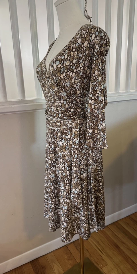 Vestido envolvente sintético BCBG Max Azria para mujer marrón multi geométrico con cinturón talla M Foto 2 de 4