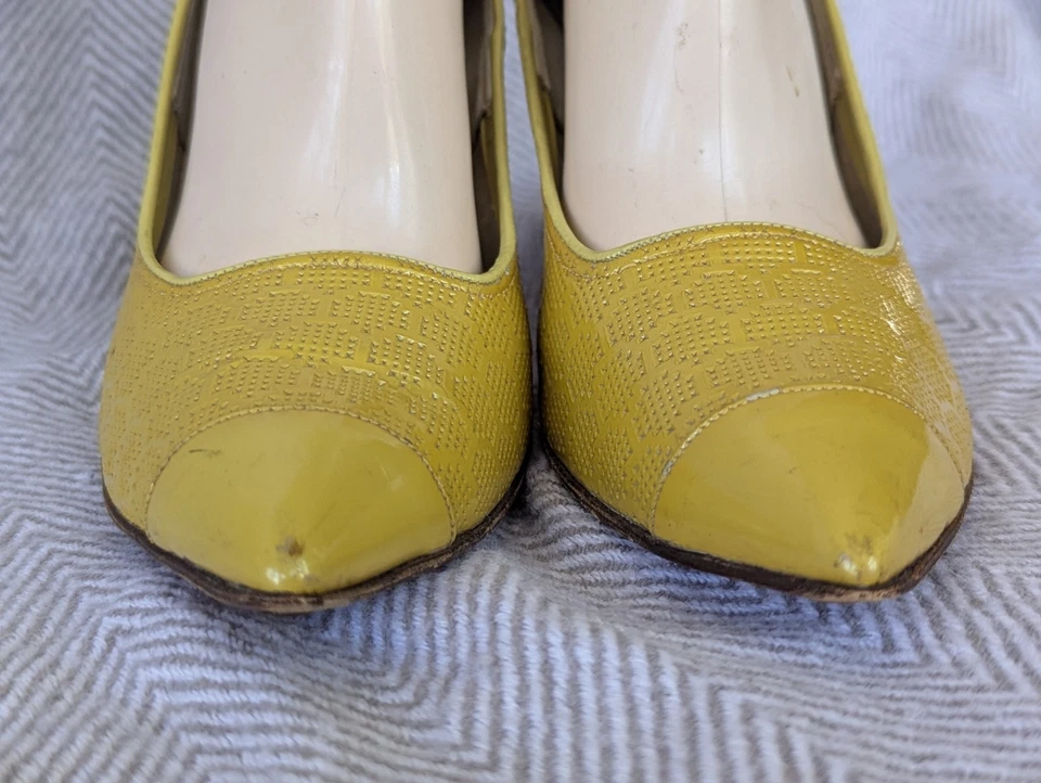 Zapatos de tacón Paradise Kitten-ettes amarillos de colección años 60 6,5 vinilo perforado tacón de 3,5" Foto 3 de 4