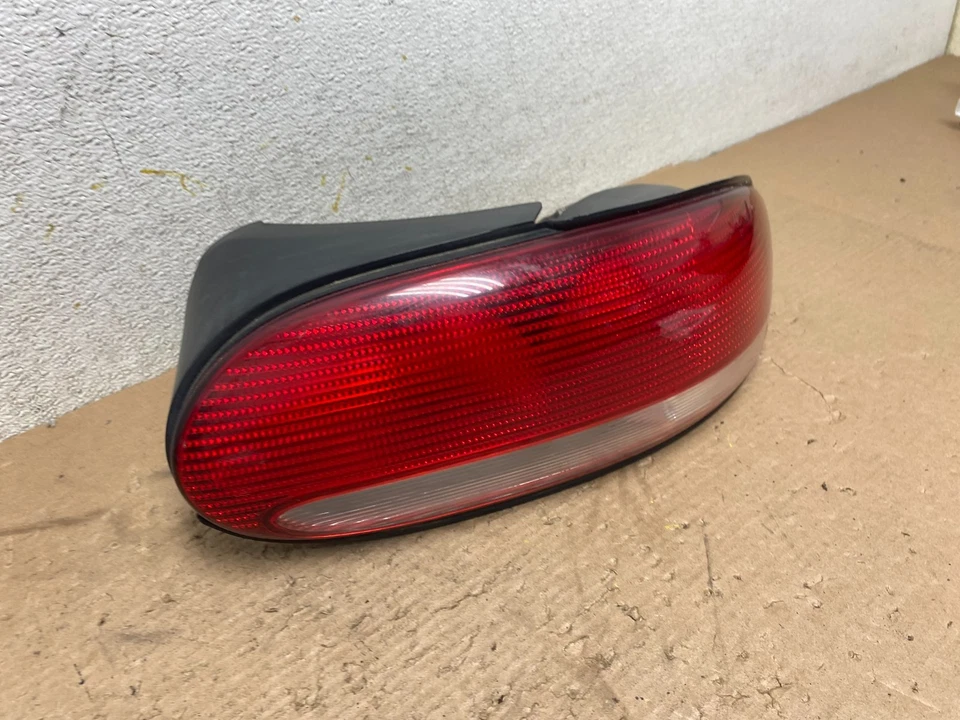 Задний фонарь правосторонний со стороны пассажира для Chrysler Sebring 1996-2000 годов выпуска O9493 DW - Изображение 3 из 4