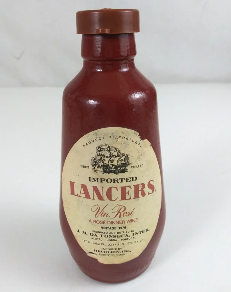 Botella de vino vintage importada Lancers Vin Rose Glass salero y pimentero Foto 2 de 4