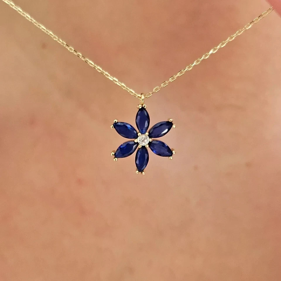 Colgante floral de 3 quilates con zafiro azul y circonita cúbica talla marquesa enchapado en oro amarillo de 14 quilates Foto 2 de 4