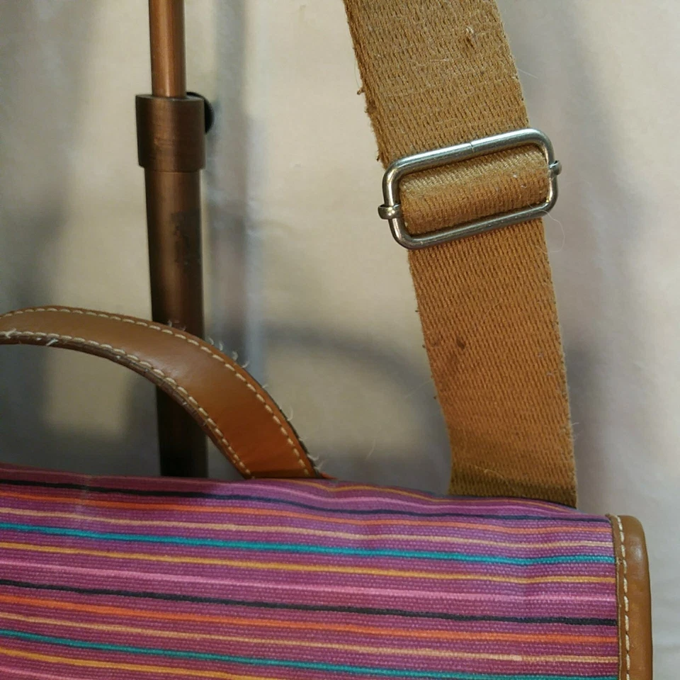 FOSSIL Bolso de Mano MULTICOLOR RAYAS PVC SOLAPA BANDOLERA Mensajero Púrpura Monedero Foto 3 de 4