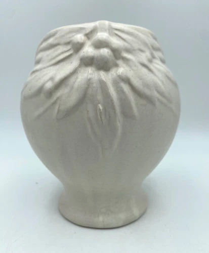 7" NELSON MCCOY POTTERY LEAVES AND BERRIES Planter Vase - White