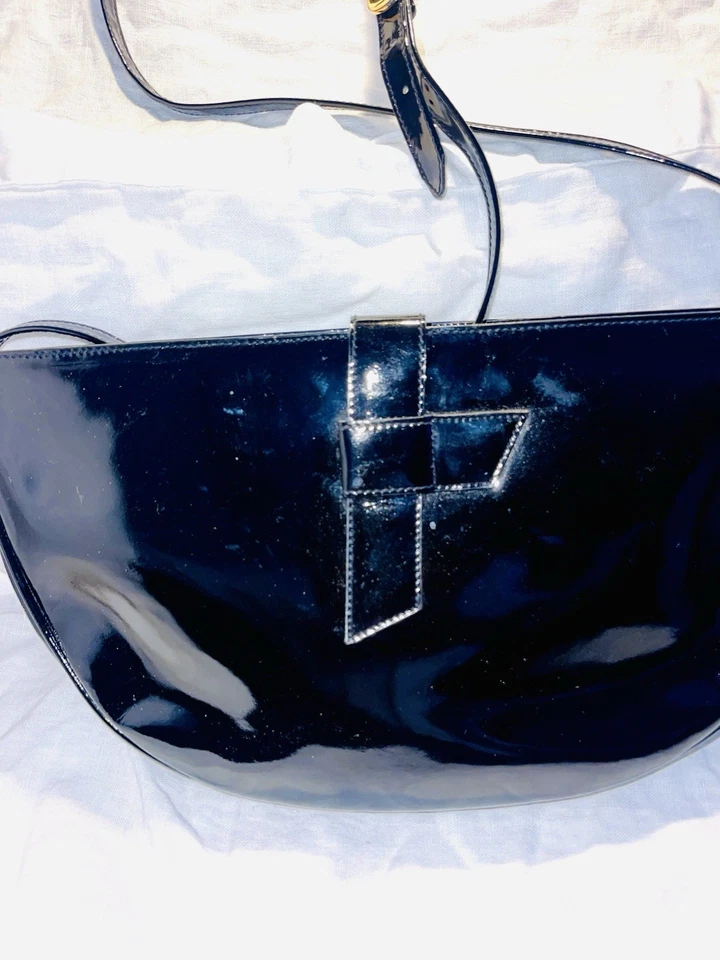 Bolso Bandolera Salvatore Ferragamo Negro Charol Dorado Herrajes Media Luna Foto 2 de 4