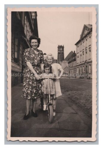 Mutter mit Kindern & Tretroller - Straße Kirche - Altes Foto - Bild 1 von 2