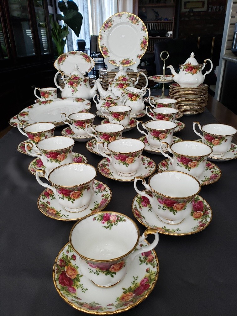 Large Set of Beautiful Royal Albert Old Country Rose for 16