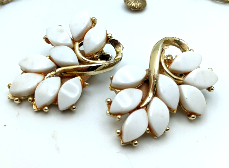Juego de Pendientes y Collar Cabujón Plástico Blanco Vintage Años 50 Moda Foto 3 de 4
