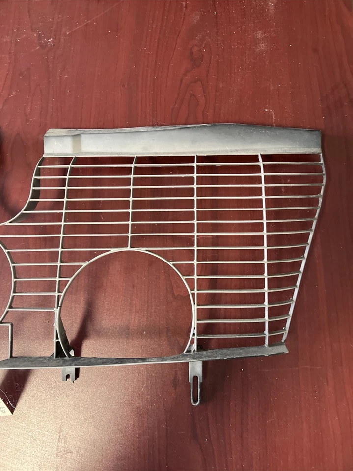 Cobertura de ventilador dianteiro 1998 Mercedes Benz E320 2105030101 - Imagem 3 de 4