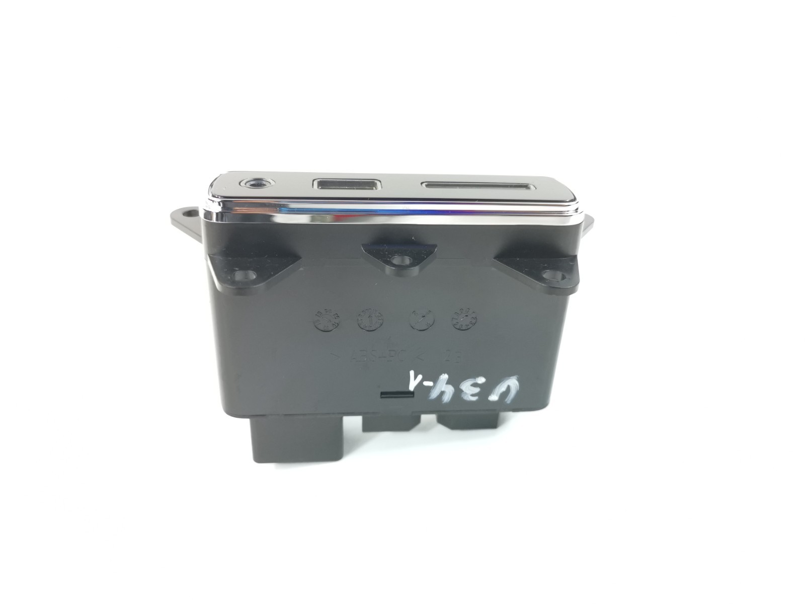 Maserati Levante 3.0 L AWD 2017 Center Console USB SD Charging Port 670037500