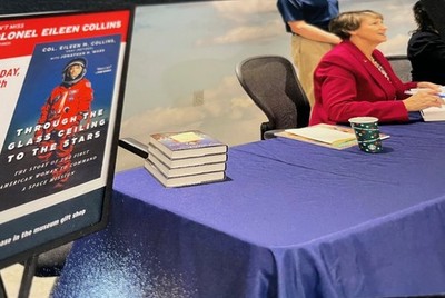 Eileen Collins signed THROUGH THE GLASS CEILING, 1st/1st, photos, astronaut
