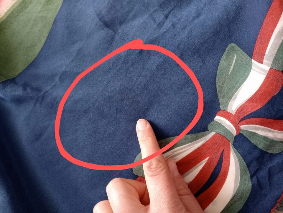 N8# MOSCHINO bufanda de seda 33/33 pulgadas tiene manchas Foto 4 de 4