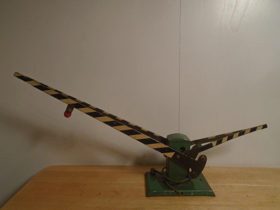 VINTAGE AMERICAN FLYER WIDE + O GAUGE ILLUMINATED RAILROAD CROSSING GATE WORKS - Image 2 of 4