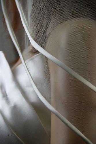 Bridal Wedding Veil White 2 Tiers Fingertip Length  1/4in Satin Hem Edge   - Bild 5 von 6