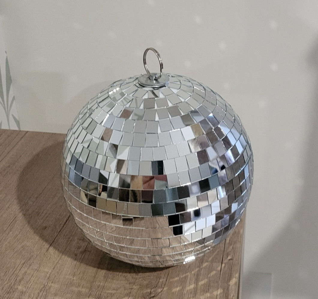 Boule disco 20cm scintillante pour illuminer vos fêtes de fin d'année et anniversaires