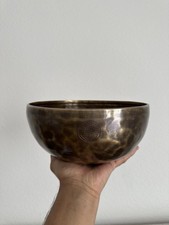 Authentische 24 cm Vollmond Klangschale – Handgemacht in Nepal | Ton D3