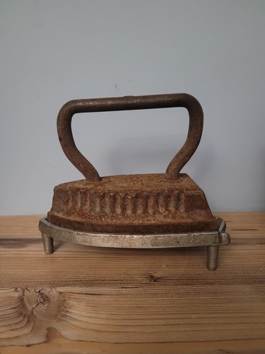 VINTAGE IRON WITH ALUMINIUM STAND 3,5 KG