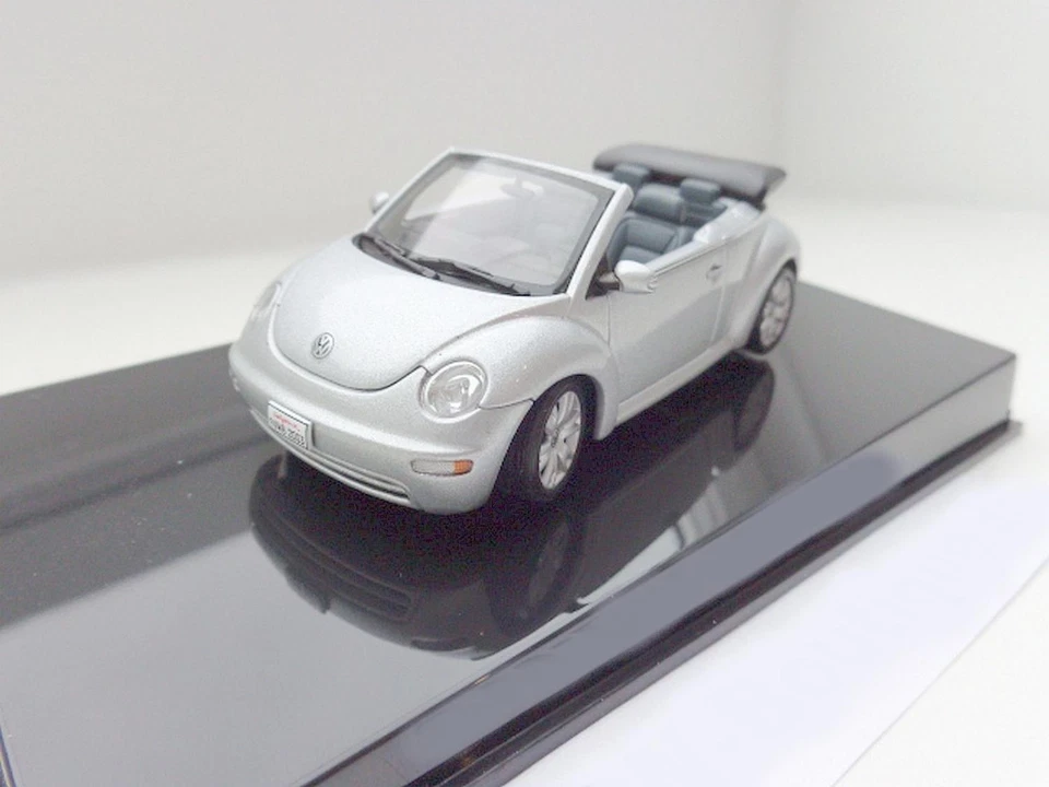 Volkswagen VW New Beetle Cabrio Modellino Auto Di Autoart In 1:43 Argento - Immagine 2 di 3
