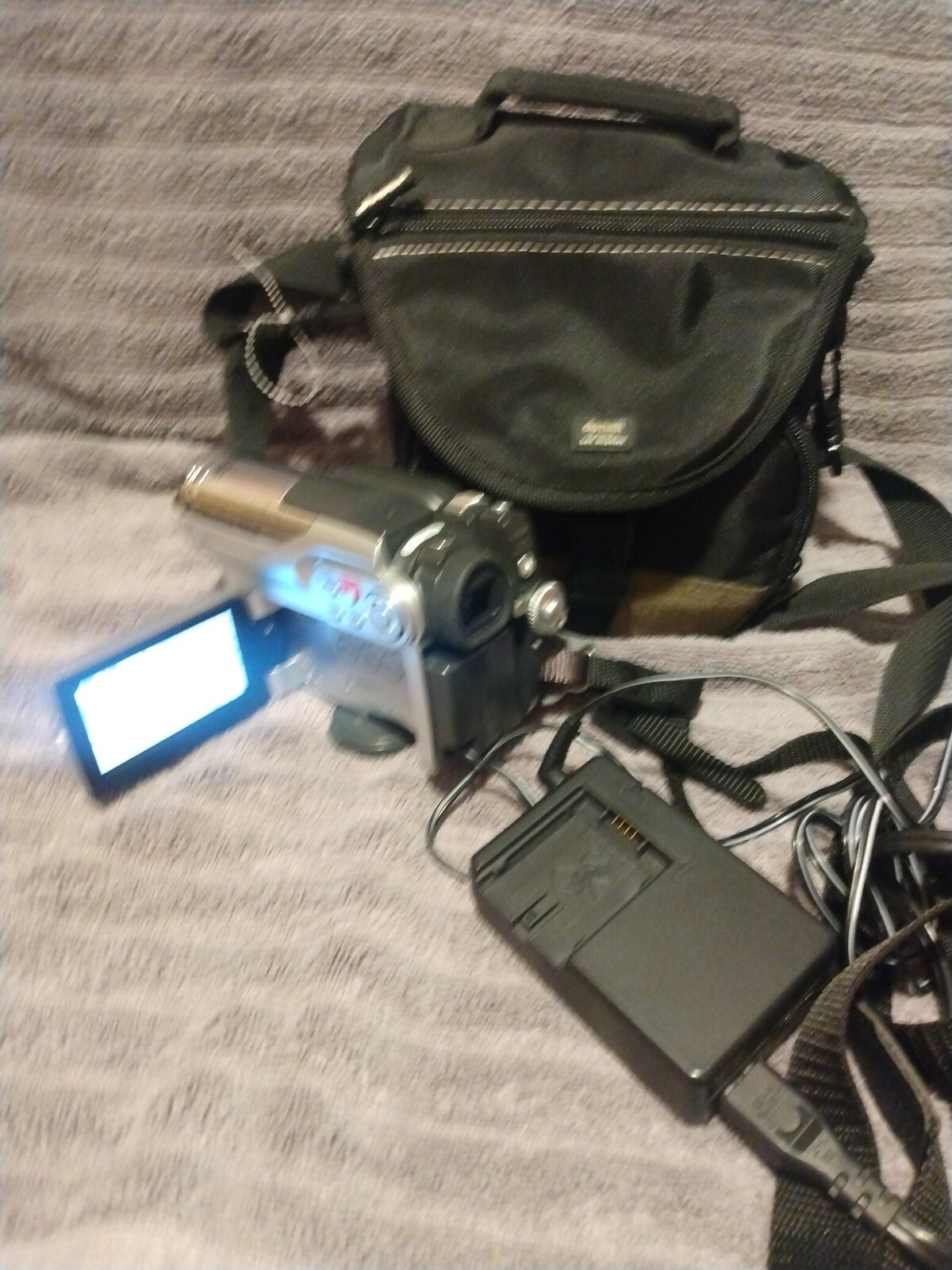 Hitachi miniDVD handheld camcorder DZHS300A Working + charger case no
