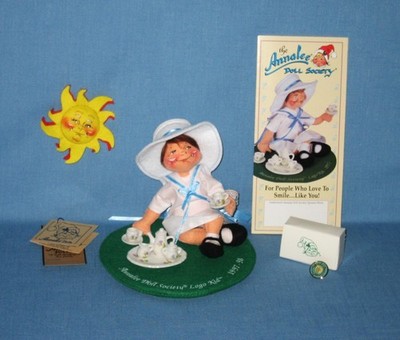 ANNALEE 7'' Tea for Two? Logo Girl w Sun & Lapel Pins & Brochure ~ NWT USA '97-98