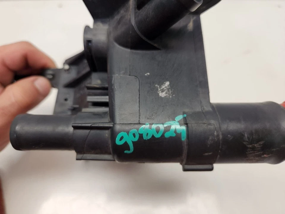 Корпус термостата 2010 Ford Focus (2,0 л/AT)  - Изображение 2 из 4