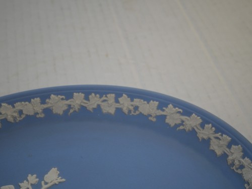 Wedgwood Jasperware Azul Psique encuadernado por Cupido con arco y flecha plato ovalado de 10 - Imagen 4 de 7