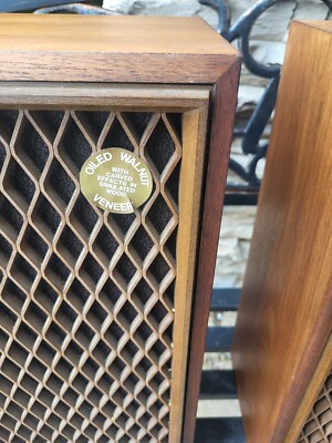 Realistic NOVA 5 Speakers 2-Way Stereo Pair 4019A Walnut Cabinets