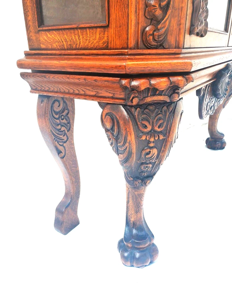 Antiguo gabinete de exhibición de roble con patas de garra y talla ornamentada Foto 4 de 4