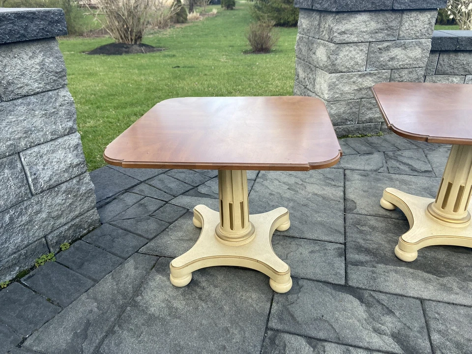 Mesas auxiliares de pilar de nogal Henredon Neo Classic Regency vintage - un par Foto 2 de 4