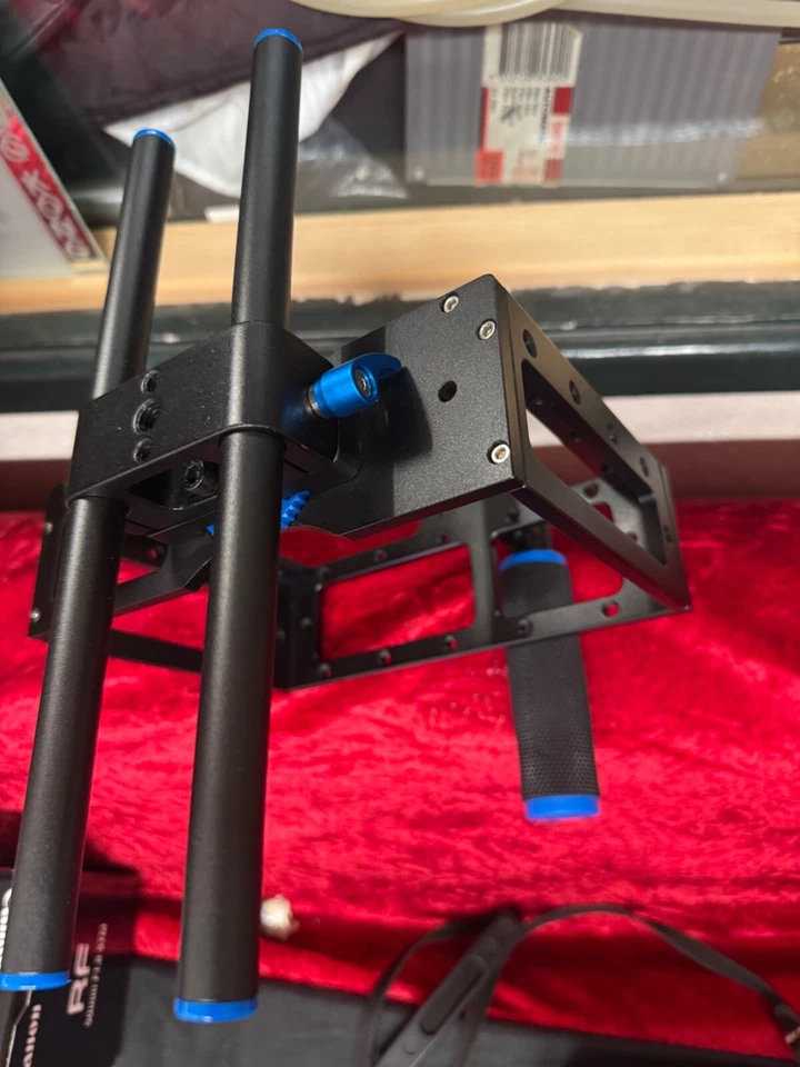 NEEWER Aluminum Alloy Camera Cage,Filmmaking Rig with Top Handle for Sony - Image 2 of 4