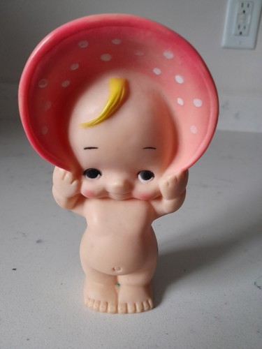 Vintage 1975 Baby Joy Kewpie Squeak Toy Rubber Baby With Bonnet 5 inch - Afbeelding 1 van 5