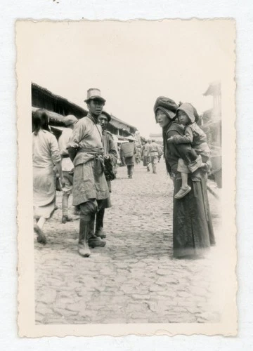 #  7  OLD WW2 MILITARY PHOTO CHINA  PEOPLE ON THE STREET  SNAPSHOT
