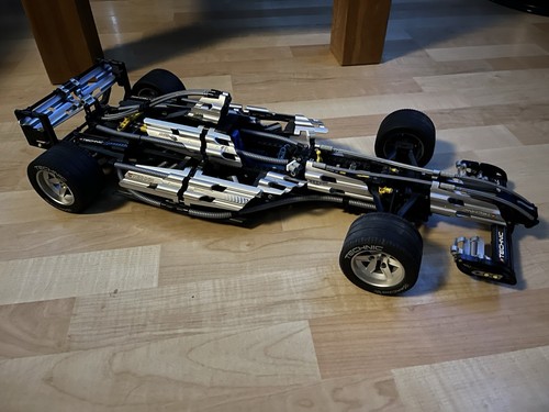 Lego Technic Racer 8458 Silver Champion F1 1:8 & 8674 Ferrari F1 1:8 - Picture 8 of 11