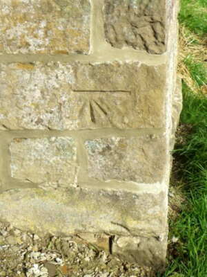 Foto 6x4 Bench Mark, Low Cote Farm Locker Low Wood The Bench Mark is to c2010