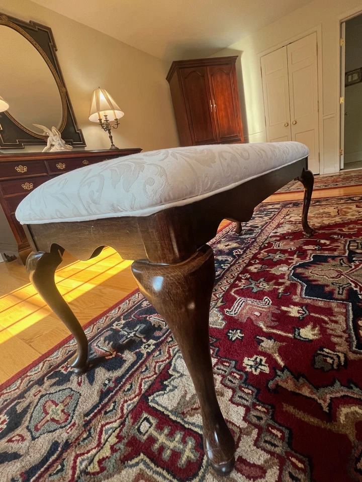 Banco Damasco Marfil Tapizado Madera Maciza Estilo Queen Anne 45'W x18"D x 19"H Foto 4 de 4