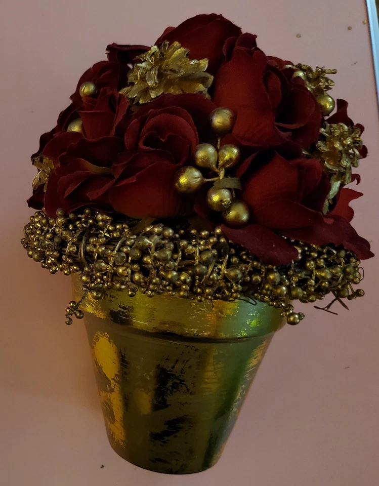 Arreglo de acento rojo seda rosa y oro en maceta dorada - flores de alta calidad locas a mano Foto 4 de 4