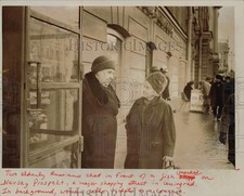 1975 Press Photo Women chat on downtown street in Leningrad - lra48689