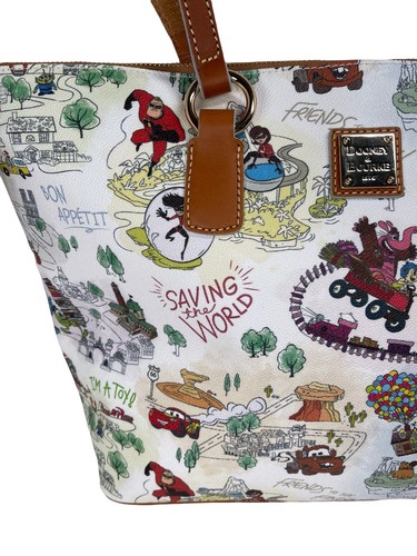 Disney Parks Dooney & Bourke PIXAR MAPS Beuteltasche Handtasche/Tasche-Cars Up Incredibles Cars - Bild 3 von 12