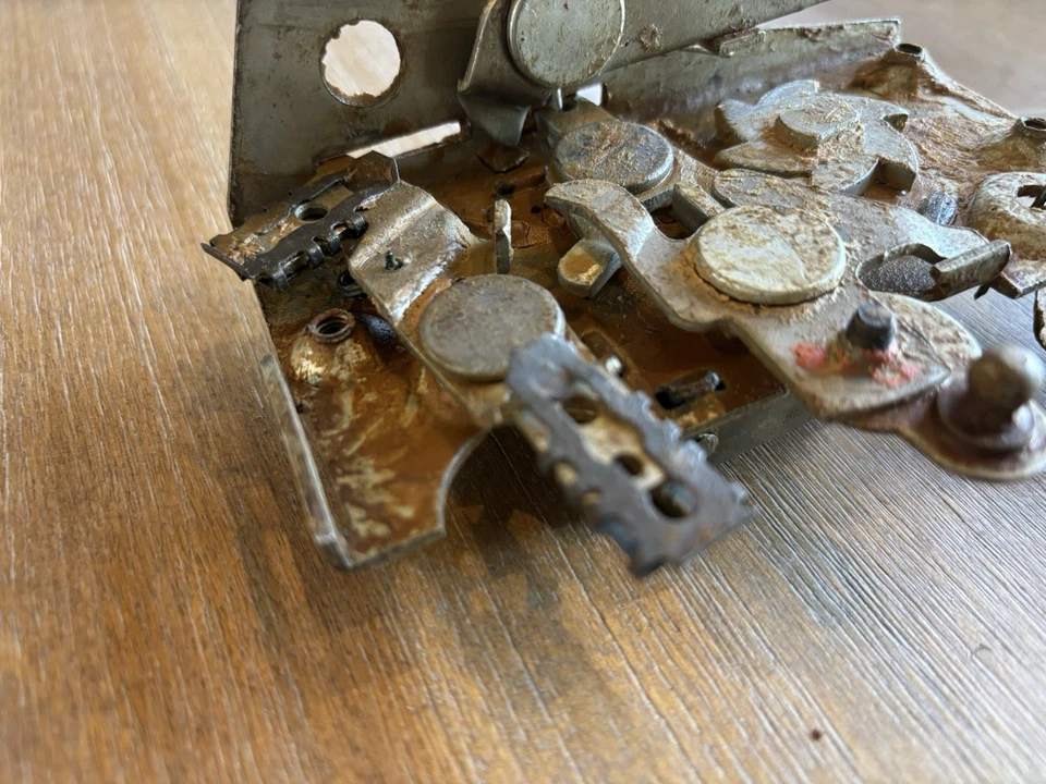 Cerradura puerta delantera derecha Mopar 1964-1967 carrocería B C #2583180 2486240 nuevo de stock Foto 2 de 4