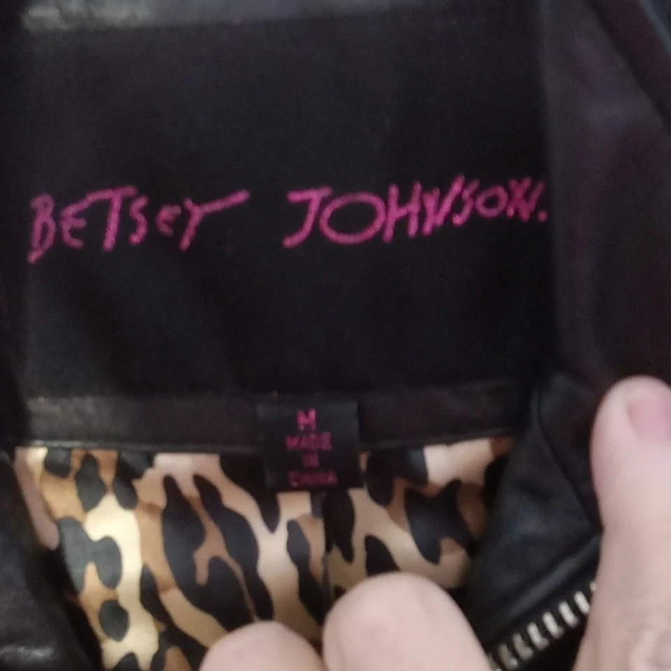 Chaqueta de cuero negra para mujer Betsy Johnson talla mediana. Motociclista, minimalista. Foto 2 de 4