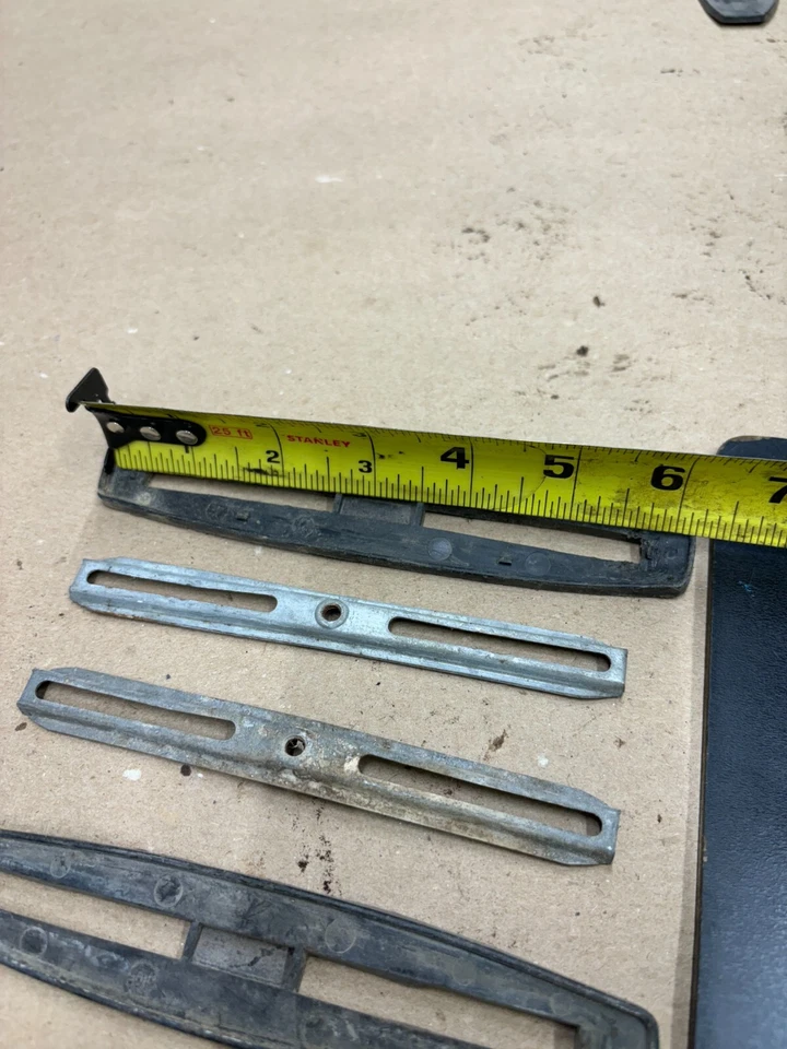 2 SOPORTES DE JUNTA DE ESPEJO LATERAL USADOS Y CUÑAS DE MONTAJE CAMARO NOVA IMPALA CHEVELLE GTO Foto 3 de 4