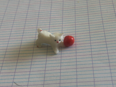JEDE KLEINE ENTZÜCKENDE FIGUR KATZE UND IHR BALL CAT KÄTZCHEN KÄTZCHEN