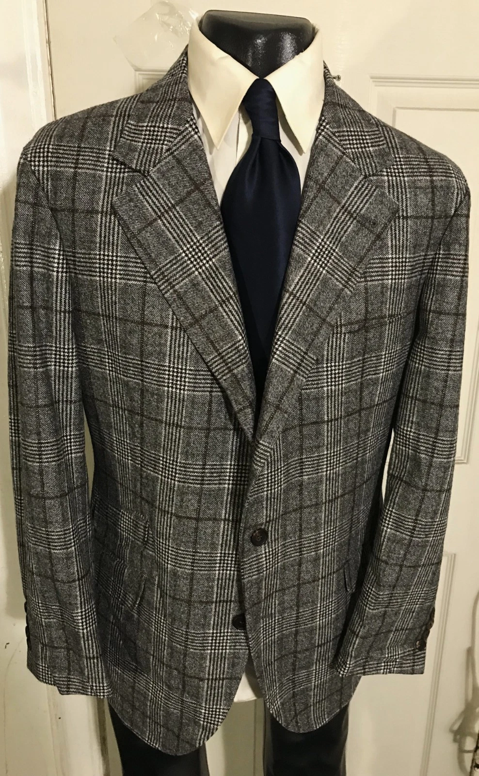 Brunello Cucinelli — BRUNELLO CUCINELLI SIZE 44R GRAY PLAID 3 BUTTON WOOL SPORTCOAT